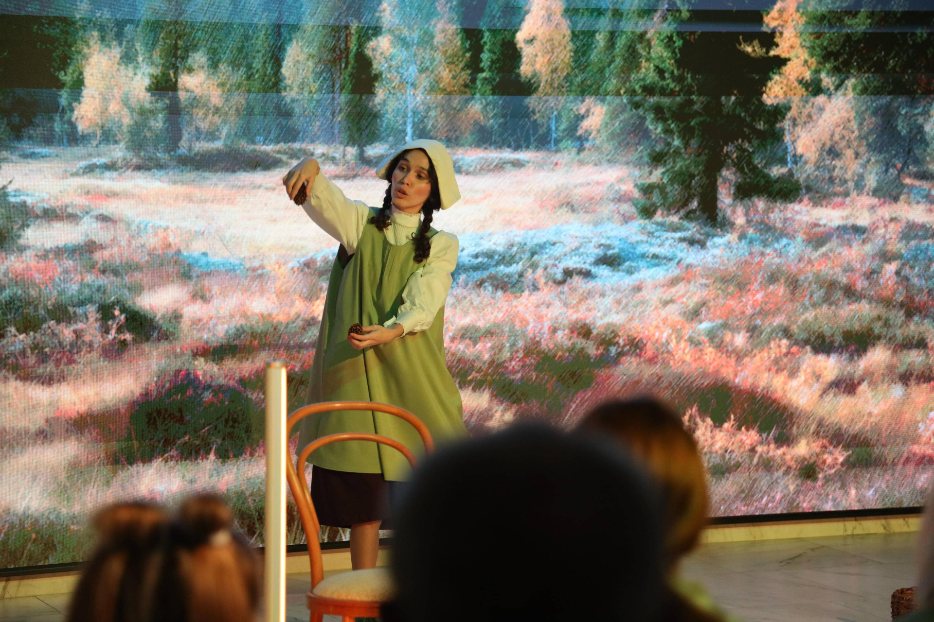 Корзина с еловыми шишками