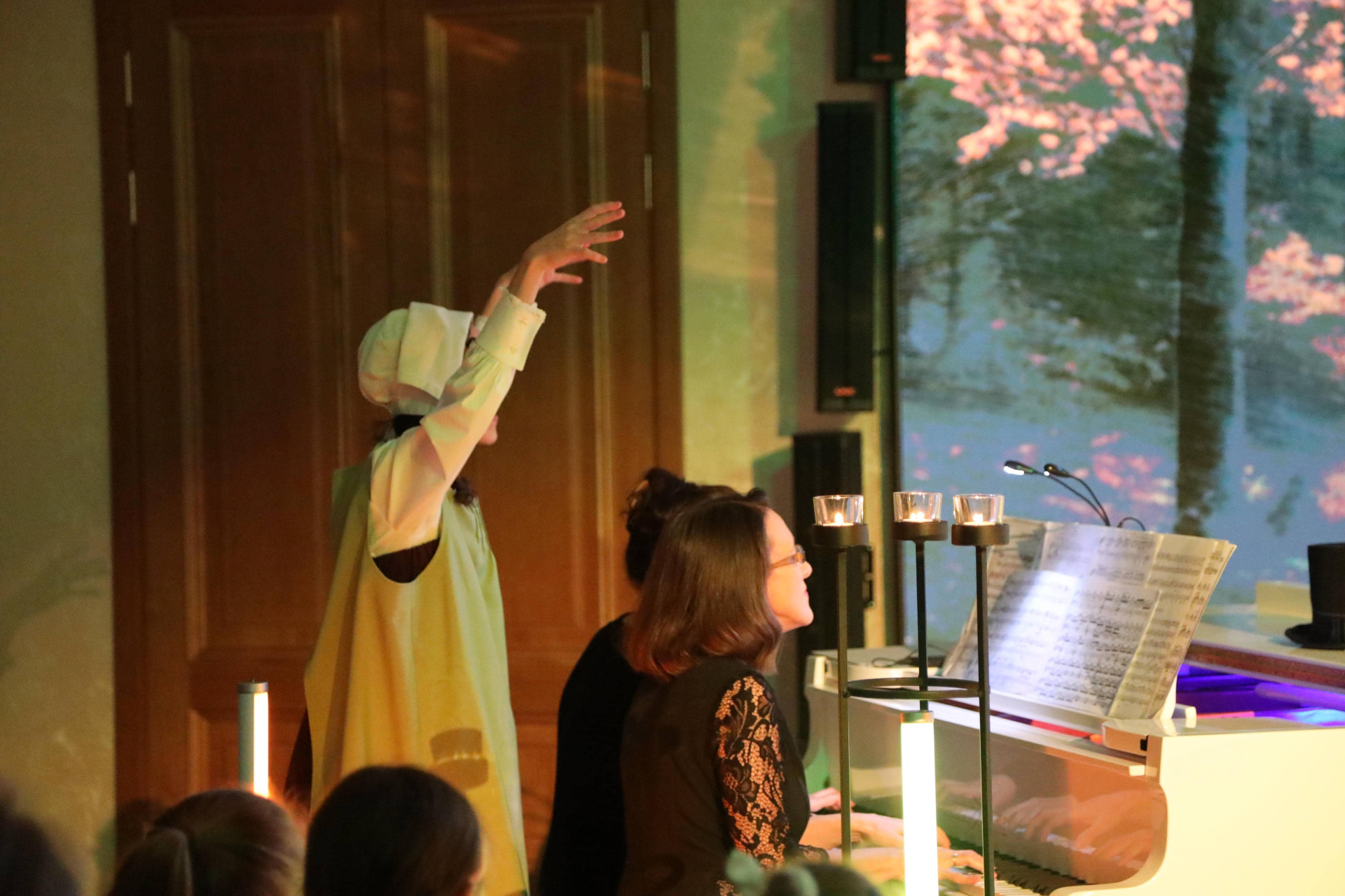 Корзина с еловыми шишками