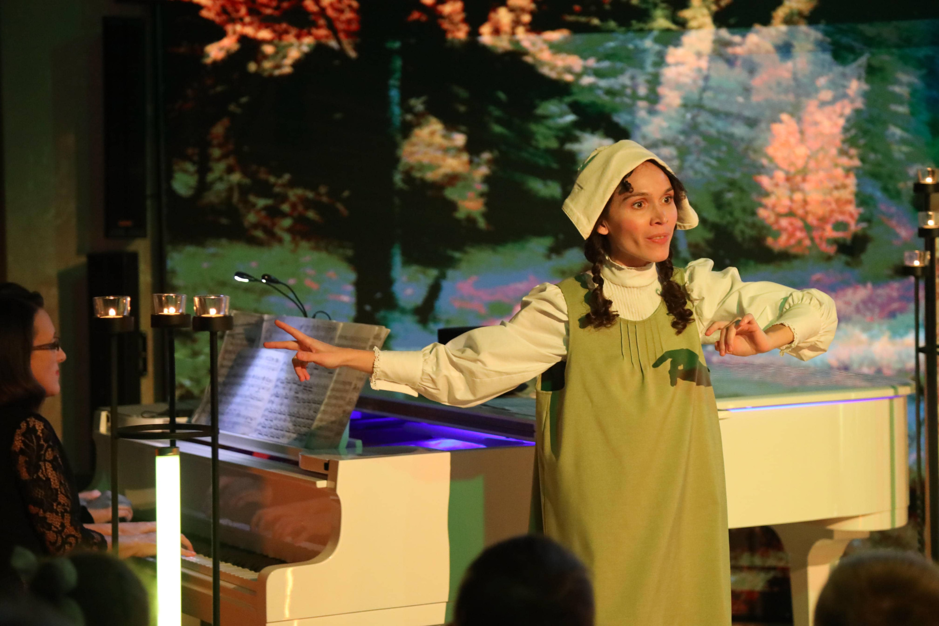 Корзина с еловыми шишками