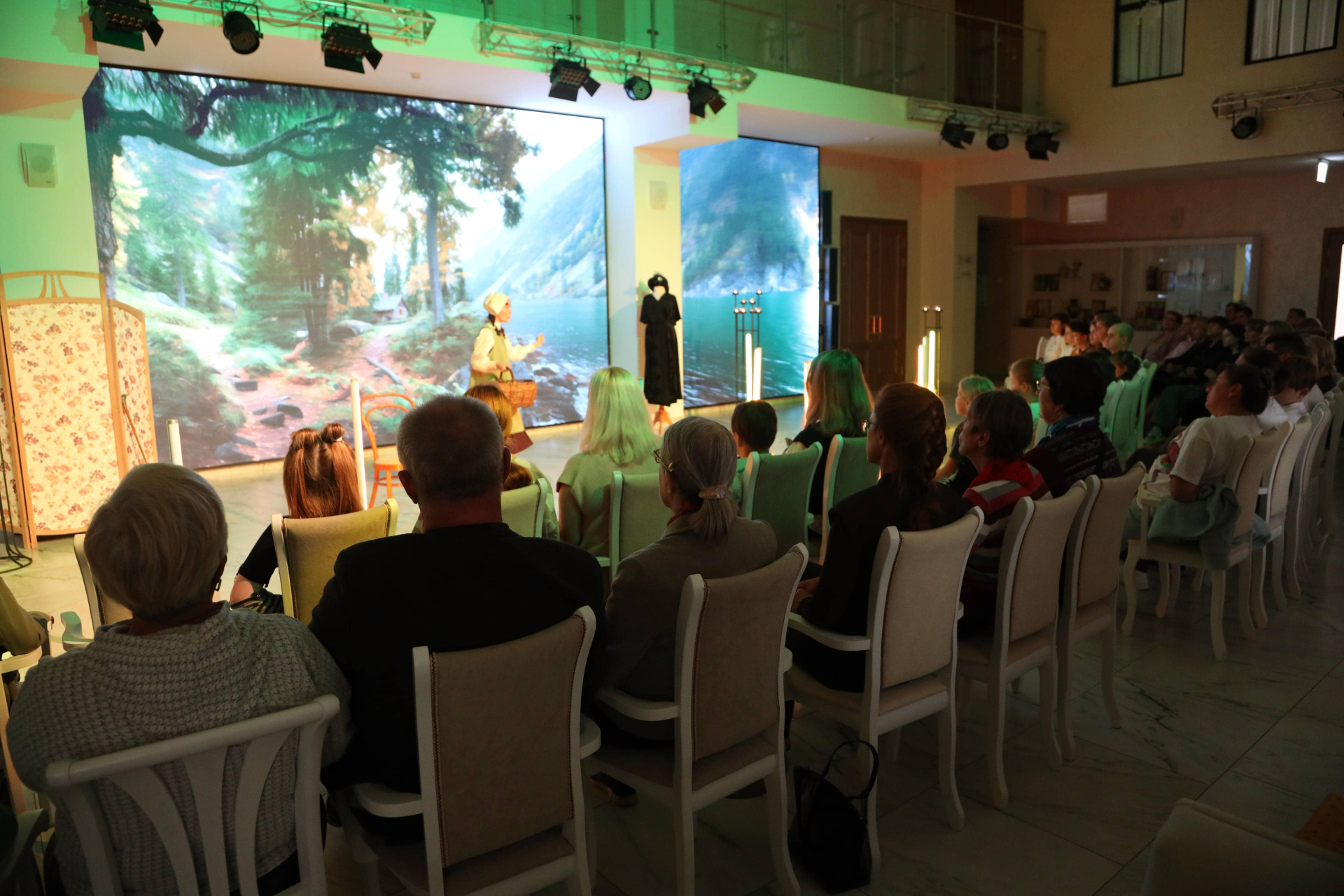 Корзина с еловыми шишками