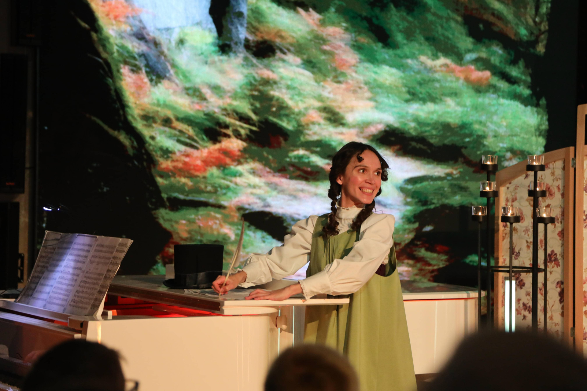 Корзина с еловыми шишками