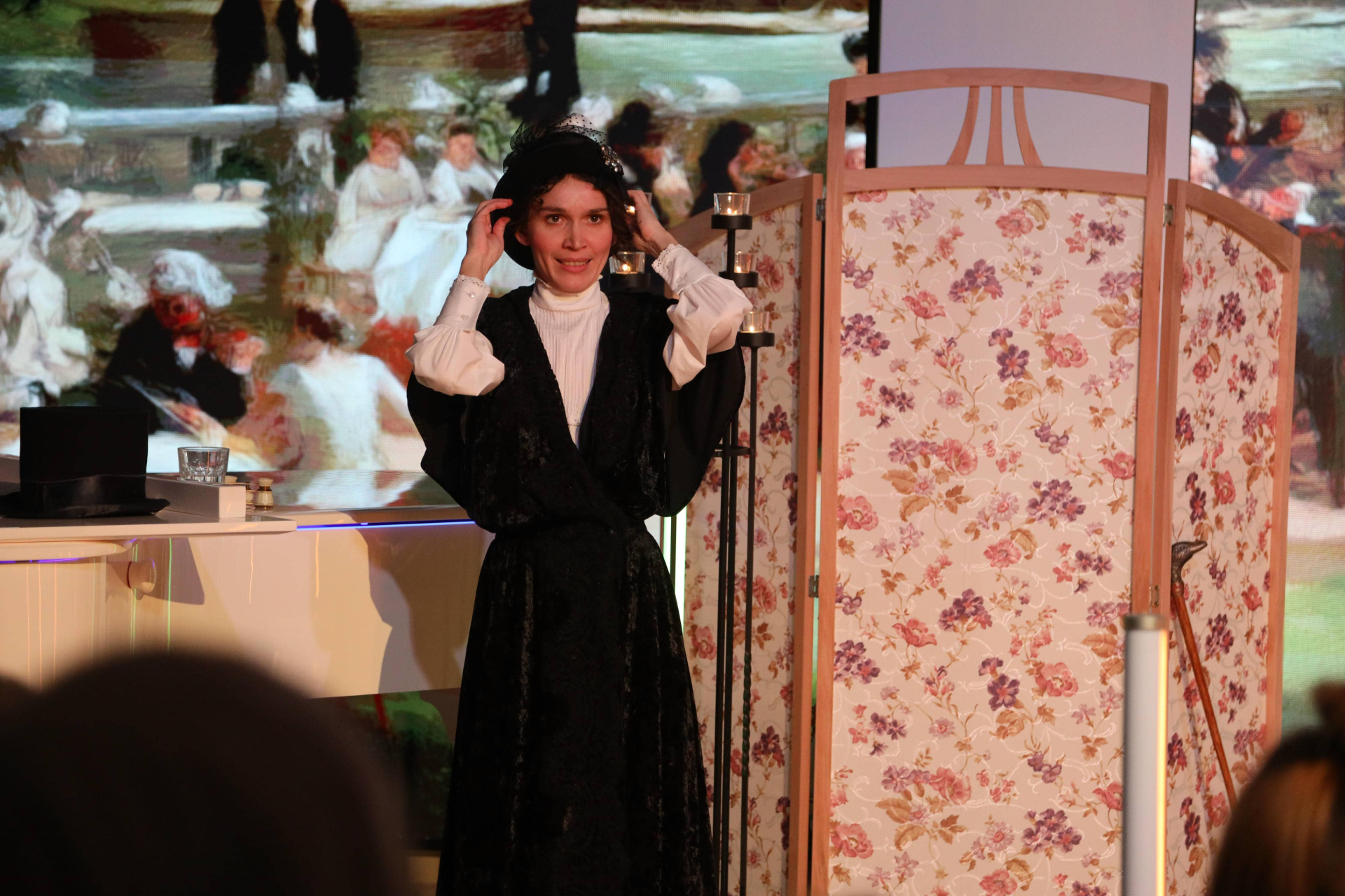 Корзина с еловыми шишками