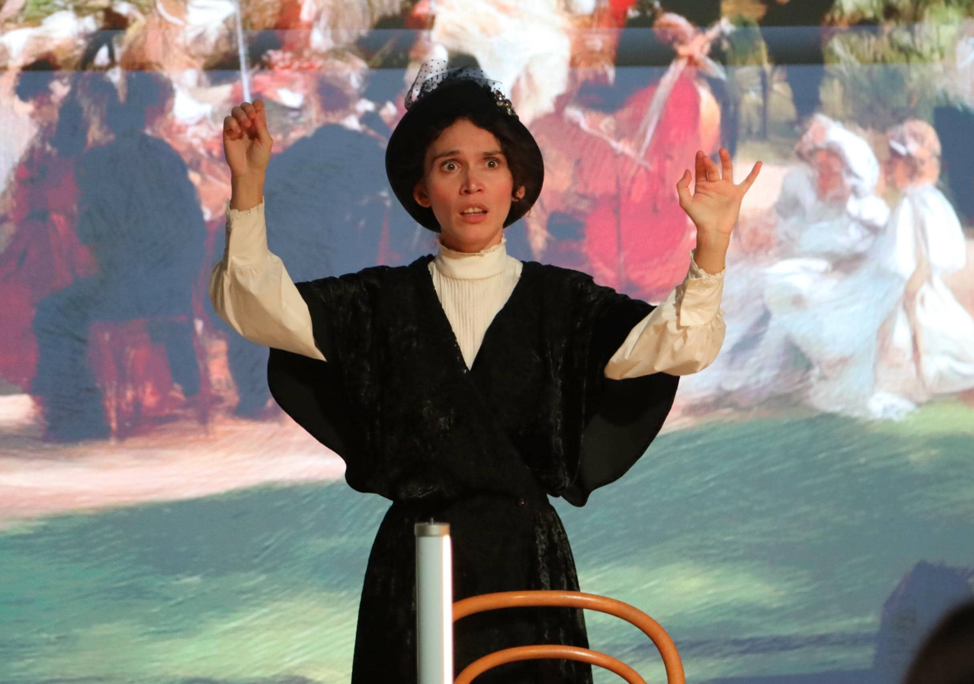 Корзина с еловыми шишками