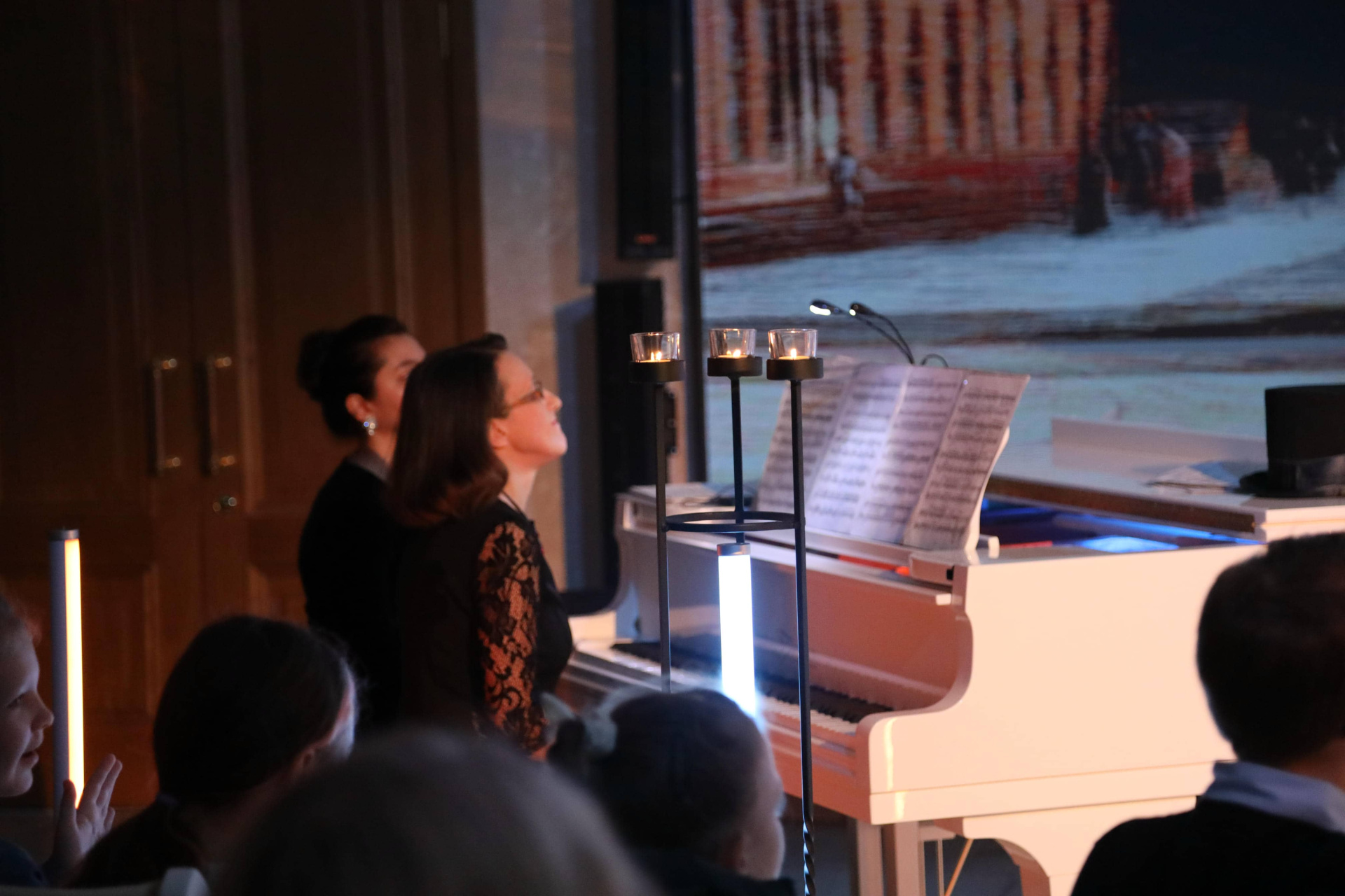 Корзина с еловыми шишками