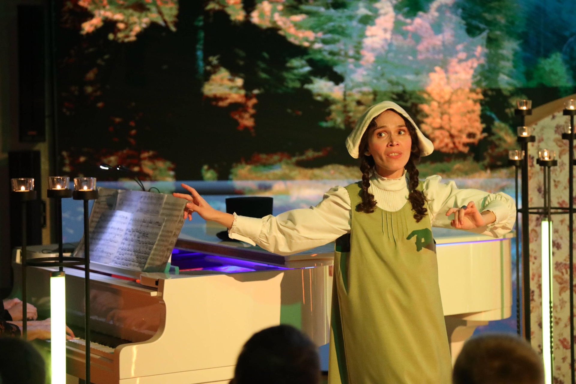 Корзина с еловыми шишками