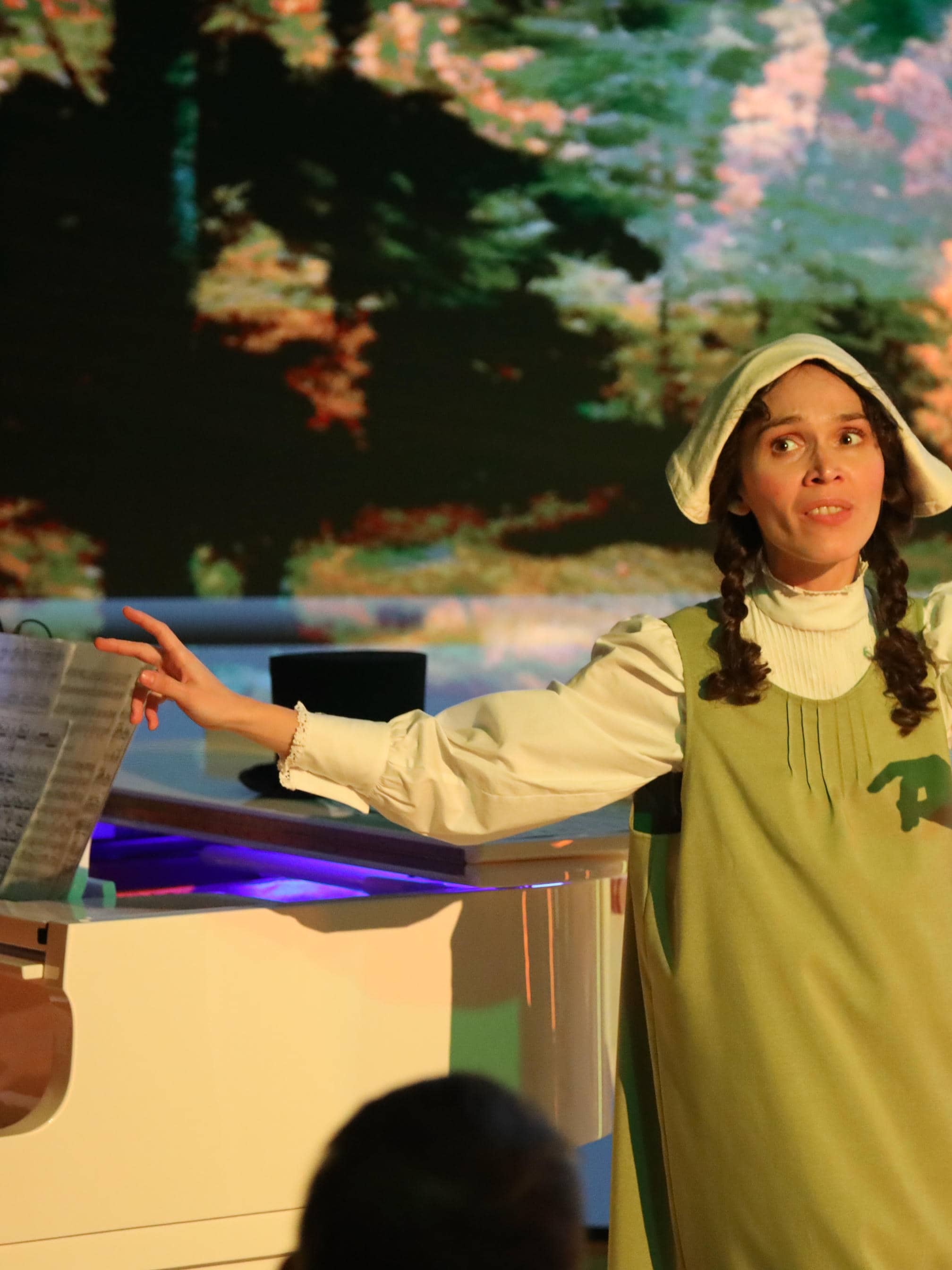 Корзина с еловыми шишками